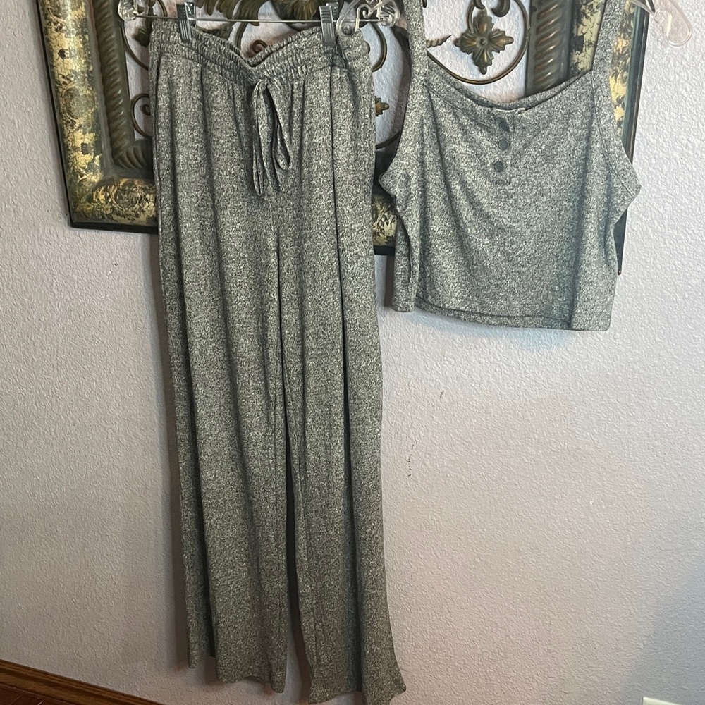 EUC Zenana Outfitters Charcoal Knit crop Top & yoga pants set - Sz M💙